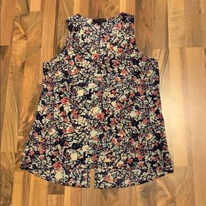 Medium sleeveless blouse